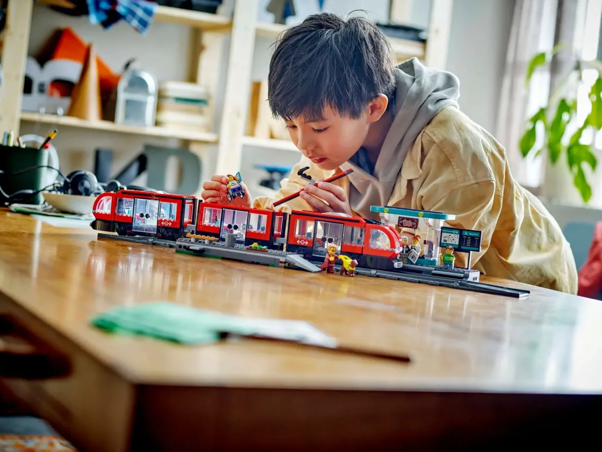 Lego City 60423 Keskikaupungin Pikaratikkapysäkki