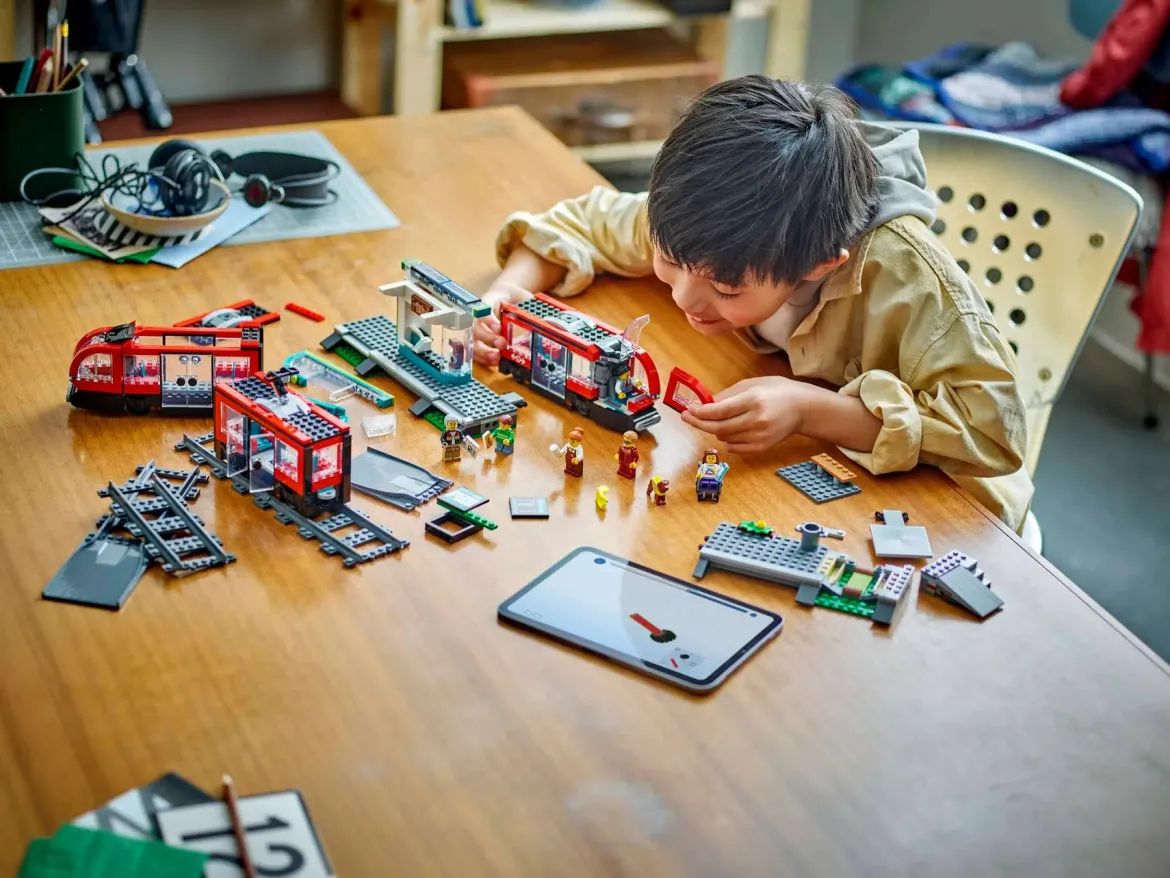 Lego City 60423 Keskikaupungin Pikaratikkapysäkki