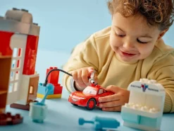 Lego Duplo 10456 McQueenin Vierailu Docin Tallilla