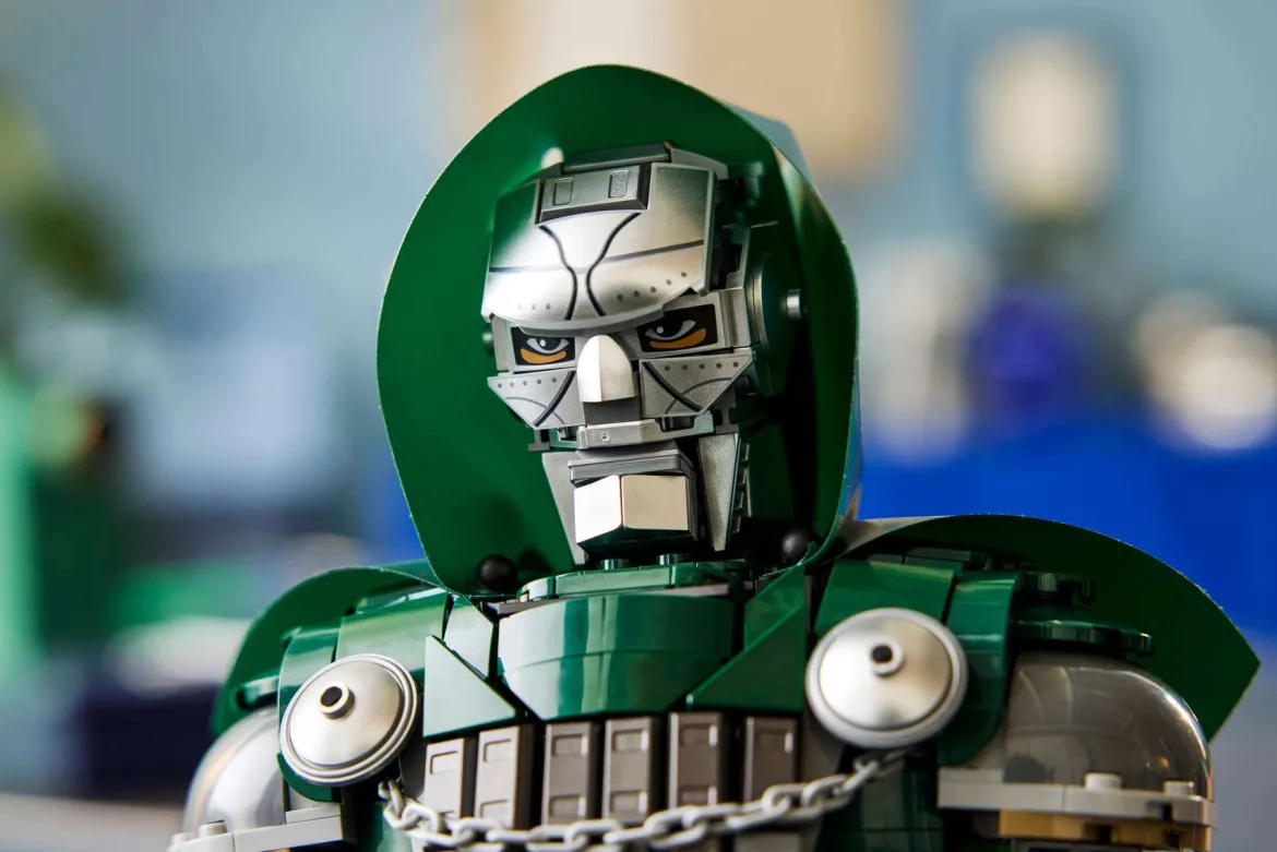 LEGO 76345Marvel Tohtori Doomin Rintakuva